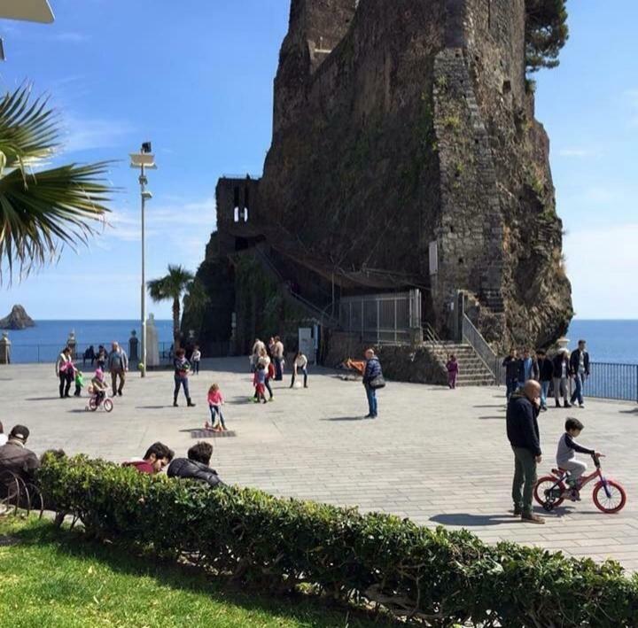Bed & Breakfast Dietro Le Mura Aci Castello Exterior photo